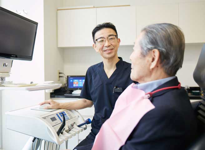 患者を診察する北条院長